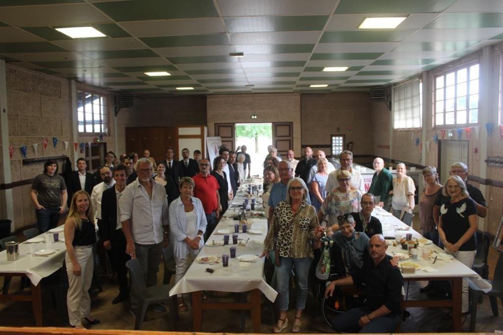 Repas champêtre du RN Landes.
En présence des conseillers régionaux et délégués départementaux du 40 et 64 merci pour votre venue,
Merci également aux jeunes pour leurs présence !!
🇫🇷🇫🇷🇫🇷