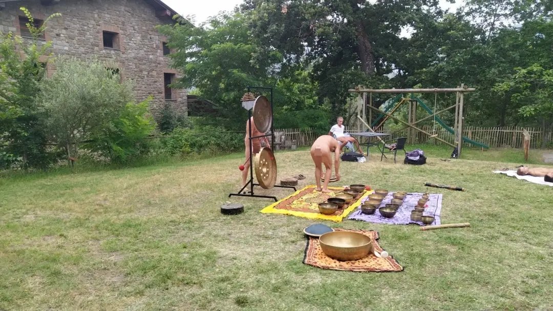 Anita_naturismo's tweet photo. Bagni di Gong ad #Animaselva

 #campingcalescope #Animaselva3 #io #ich #jesuis #campingnaturista #bagnodigong #gong #meditazione #meditation #relax #holistic #naturismo #naturismoanita #anita #nudiverso #italianaturista #meditazioneinnatura #yoga #nakedyoga https://t.co/IiIAL9oEdJ