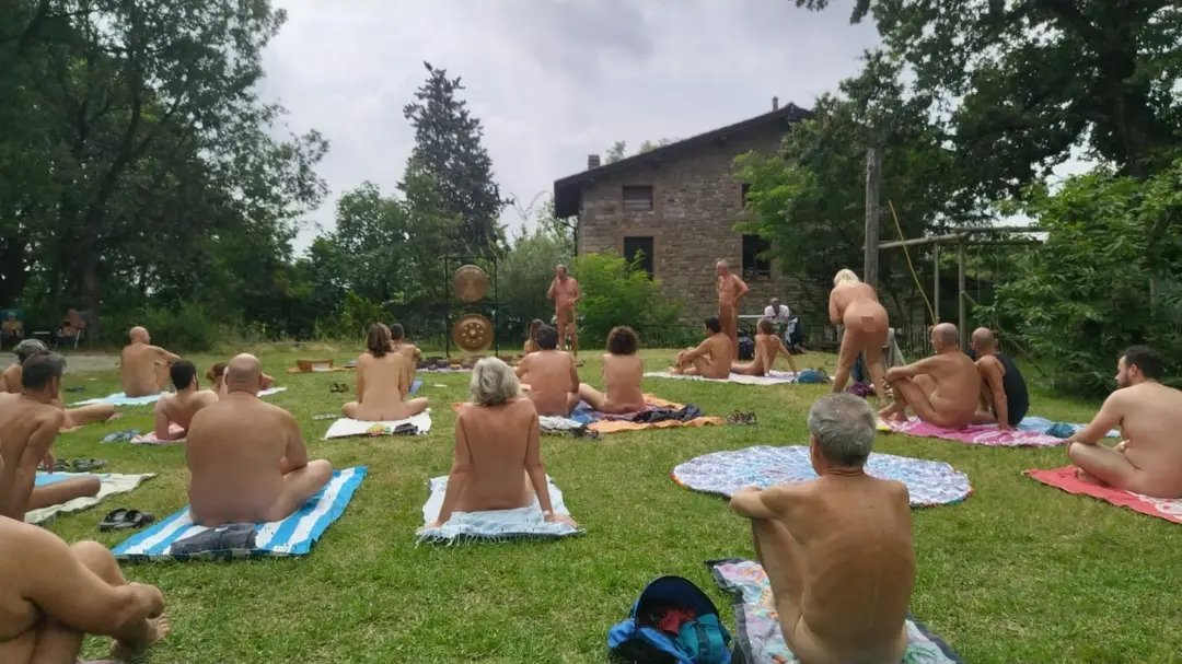 Anita_naturismo's tweet photo. Bagni di Gong ad #Animaselva

 #campingcalescope #Animaselva3 #io #ich #jesuis #campingnaturista #bagnodigong #gong #meditazione #meditation #relax #holistic #naturismo #naturismoanita #anita #nudiverso #italianaturista #meditazioneinnatura #yoga #nakedyoga https://t.co/IiIAL9oEdJ