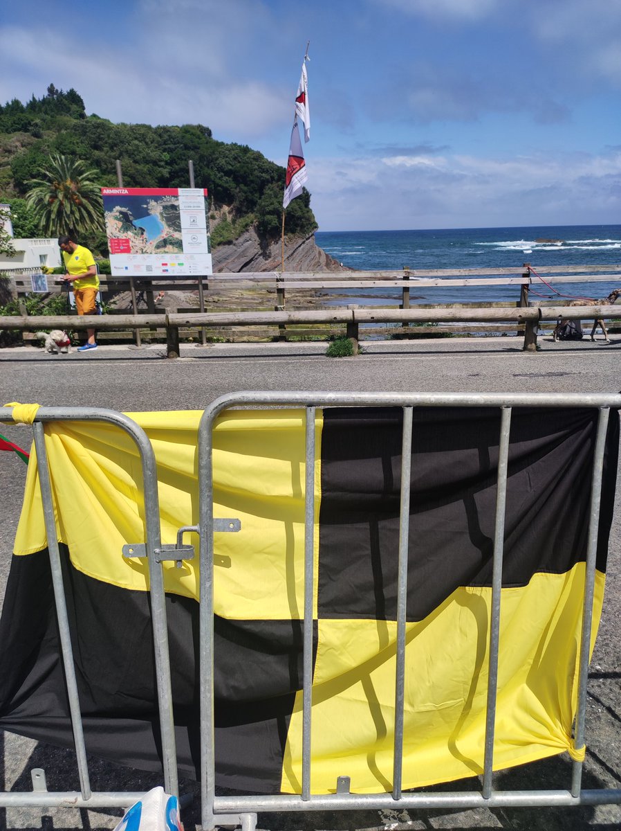 erlantzibar's tweet image. Gaurko estropadaren zain, @LeTour txirrindulariak animatuko ditugu #Armintza n.
Aupa @Arkoteat