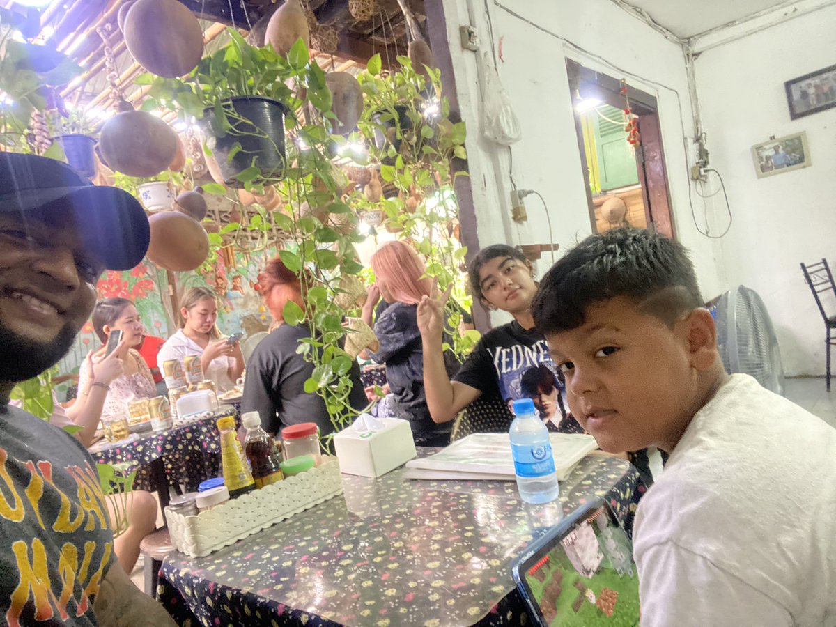 MrEssop's tweet photo. A day of exploring and eating …. Amazing food #vientianerocks https://t.co/UfgZrSTQBD