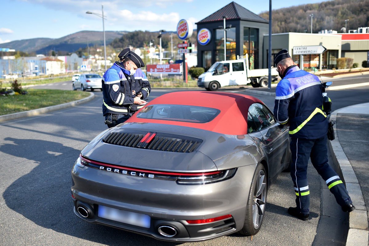 le_jarl's tweet image. On a oublié quand même l’essentiel dans tout ça  : 
En France, 100% des automobilistes qui acceptent le contrôle routier sans s’échapper sont en vie…