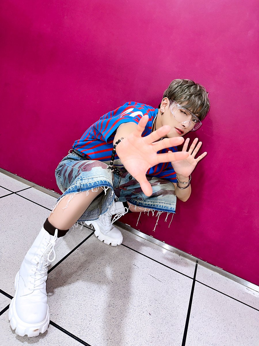 ATEEZofficial's tweet photo. [📷] TODAY VIBE
⠀
우리 캡틴 꾸러기 모드 ON🥽
생기발랄 찐.텐. 그 자체인
홍중이의 MZ VIBE 😝⭐⠀
⠀
#OUTLAW #BOUNCY #ATEEZ #에이티즈 https://t.co/FEoUsO7gMF