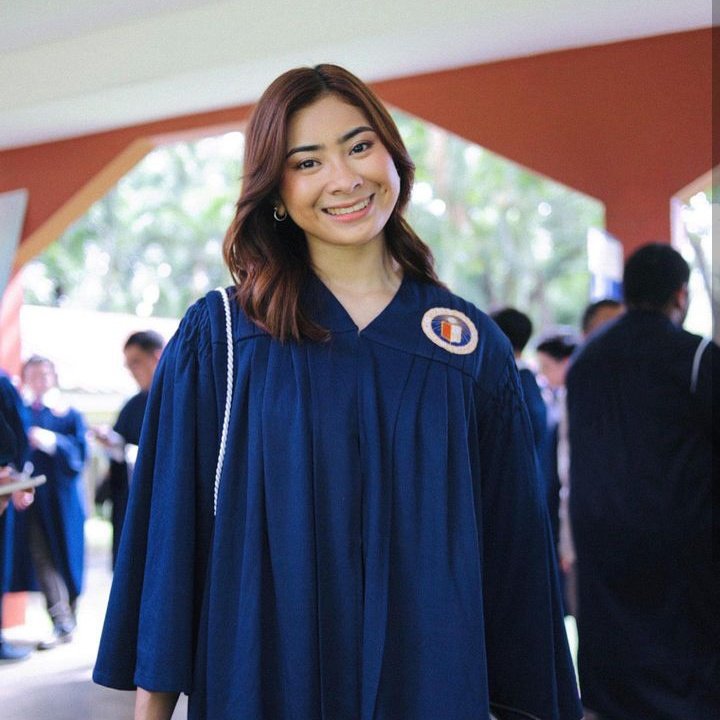 _angelicaakayee's tweet photo. sobrang proud ako sayoooo!!! huhuhuhuhu ang ganda ganda ganda mo????? 😭🩵 

congratulations ate mimi 🫶 mahal kita so much!! 🩷👩🏻‍🎓@romamaedoromal https://t.co/SL8A4eyi93