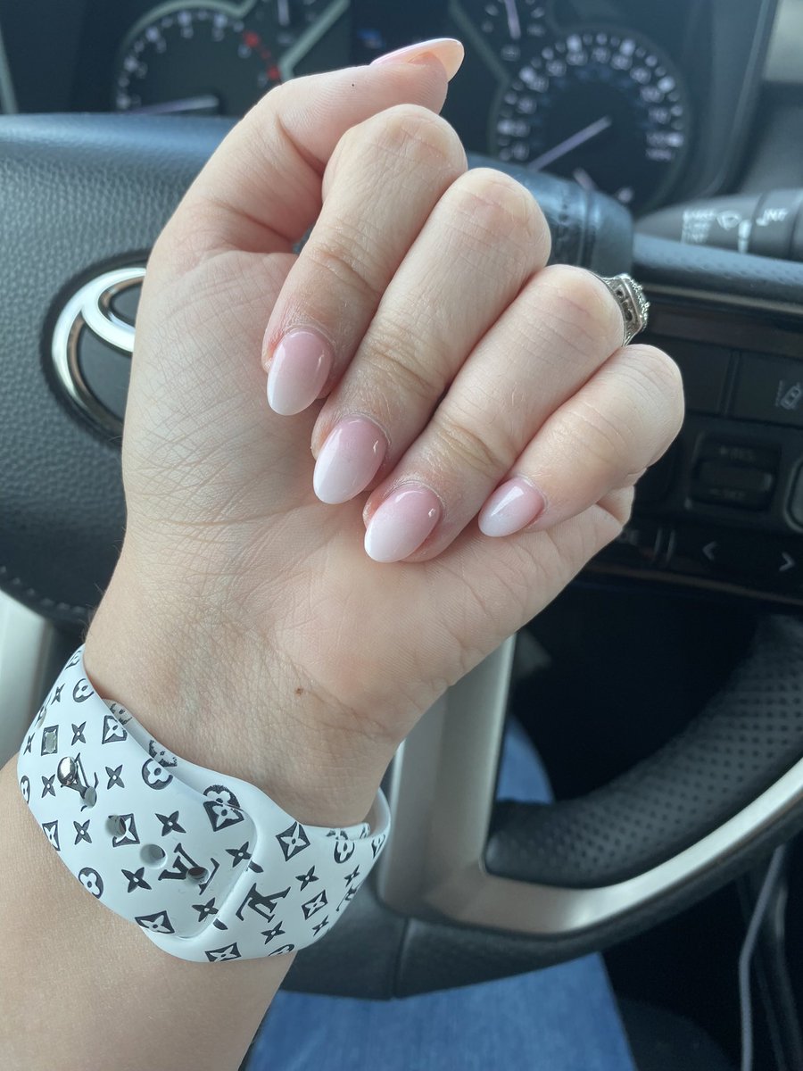 My nails were looking ratchet af so NAIL DAYYYY💅🏻 and they’re not dark! Who am I??😳🤷🏻‍♀️
#naturalnails #ombre