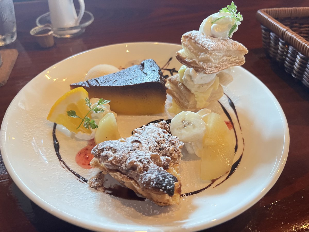 nonnon065's tweet photo. そして、今日のお出かけの最後は『コーヒールンバ』

久しぶりのルンバ✨
アイスコーヒーとケーキの盛り合わせ🍰
美味しすぎて幸せ♡

ワサビ君🦎にも会わせてもらったよ♪ https://t.co/QCINiz7LYw