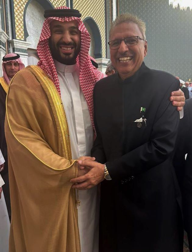 اسلامی جمہوریہ پاکستان اور سعودی عرب کے عوام کے درمیان عظیم رشتے کی ایک نہایت ہی خوبصورت علامت۔
دو بھائیوں کے چہروں کی پُر رونق اور پیار بھری مسکراہٹ سے بڑھ کر رشتہ محبت کا اظہار نہیں ہوسکتا۔
ماشاءاللہ۔