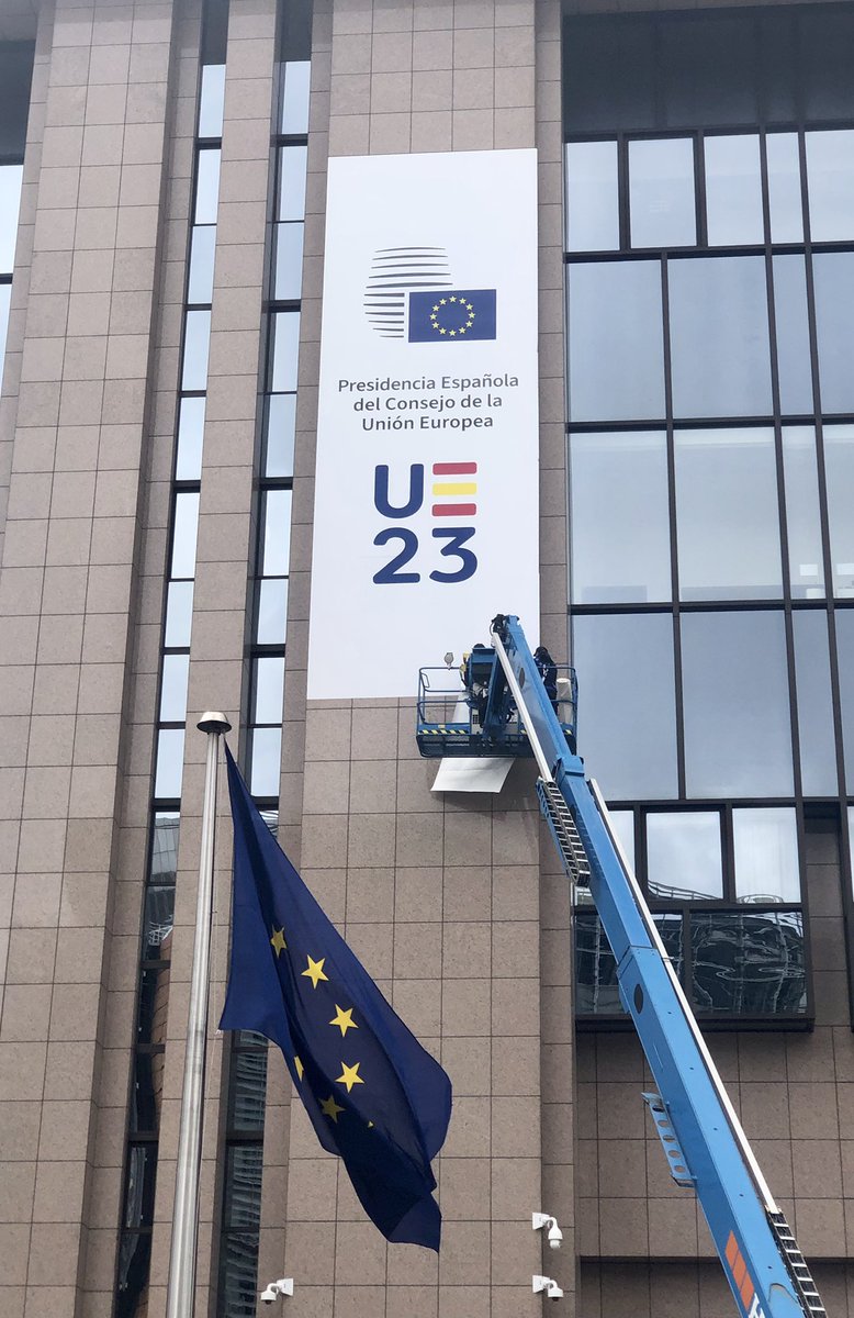 dan_prada's tweet image. After a few hours wait under the rain, we’re finally here. ☀️ 

En el corazón de Europa y en español.

Comenzamos.

#EU2023ES