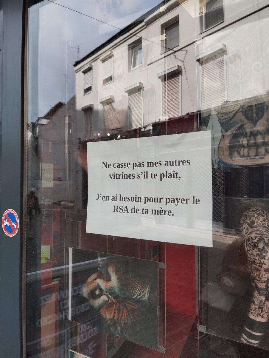 Raction111's tweet photo. 🚨🇫🇷 INSOLITE | Un commerçant de #Tourcoing fait passer un message aux #émeutiers. 

#emeutes #etatdurgence #GuerreCivil https://t.co/6LW3WJZAMs