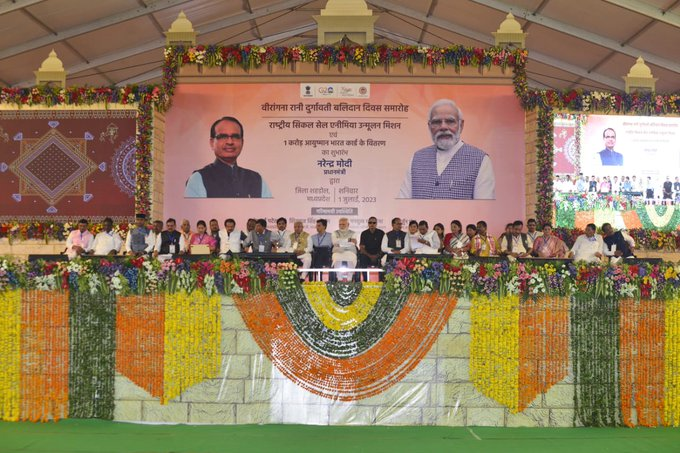 शहडोल जिले के लालपुर में आयोजित वीरांगना रानी दुर्गावती बलिदान दिवस समारोह में पधारे माननीय प्रधानमंत्री श्री <a href="/narendramodi/">Narendra Modi</a> जी का मुख्यमंत्री श्री <a href="/ChouhanShivraj/">Shivraj Singh Chouhan</a> ने मध्यप्रदेश के साढ़े 8 करोड़ नागरिकों की ओर से हार्दिक स्वागत व अभिनंदन किया। 

#जनजातीय_समाज_मोदी_के_साथ