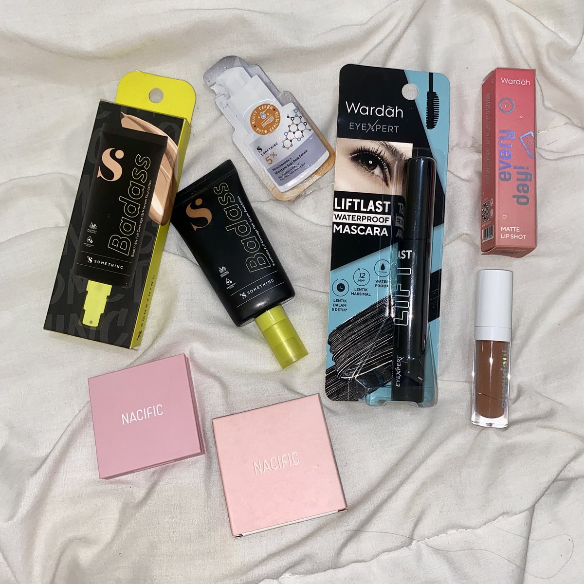 GIVEAWAY 1 SET MAKEUP YUUUUK!

1 set makeup untuk 1 orang pemenang yaa!

— follow aku
— rt & like tweet ini
— like thread dibawah
— reply “mau bgt!”

Aku umumin secepatnya yaa, gluck🫶

#zonauang #zonaba #zonabu #giveawayalert