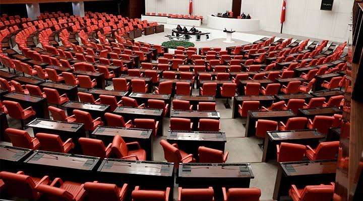 Eylül, ekim ve kasım olmak üzere toplam 3 ayda SHP'den toplam 25 milletvekili istifa etti. Bu milletvekillerinden birkaçı YCP'ye katılırken pek çoğu bağımsız kalma kararı aldı.