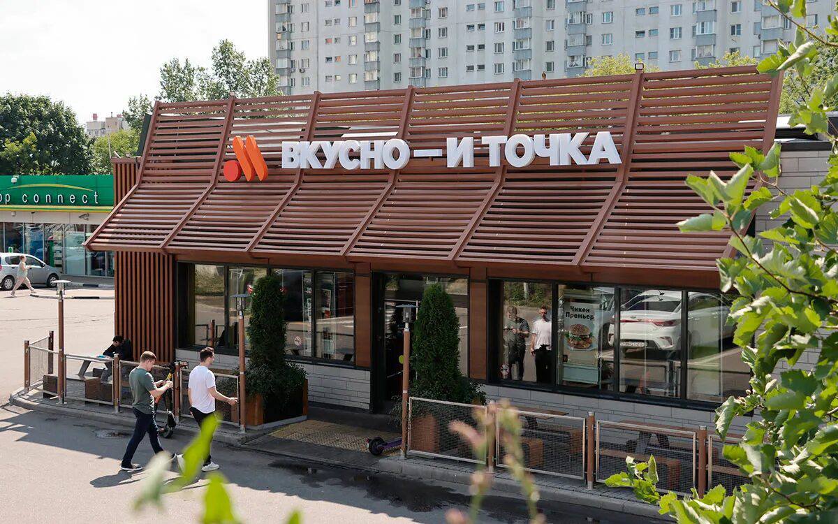 🍔 С сегодняшнего дня рестораны «Вкусно — и точка» перестали принимать 15-летних подростков на работу.

Причиной отказа от школьников стала их работоспособность: дети нарушали правила безопасности и воровали еду с кухни.