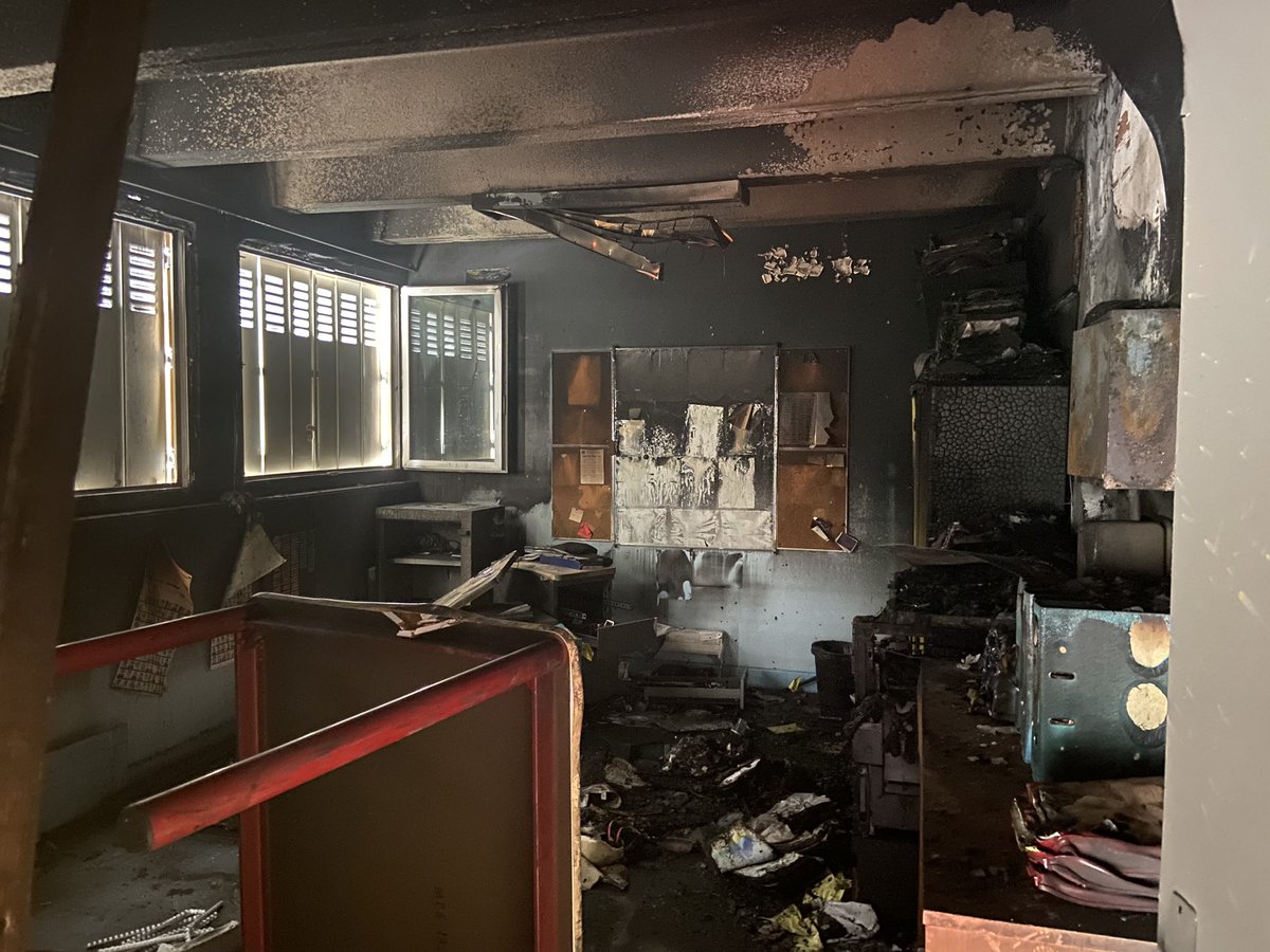 olivierbianchi1's tweet photo. Écœurant. Colère devant la maison de quartier de Croix de Neyrat, et l’école Philippe Arbos, incendiées cette nuit. Avec @Prefet63, rencontre des parents, des associations, de la directrice, des habitants, qui subissent la bêtise d’une minorité. https://t.co/8t2mzSpd2o