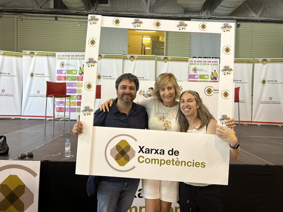 Esc Font del Roure tweet media