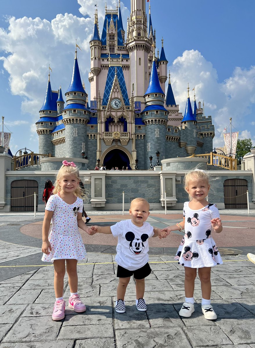 Day 1576 of Life - Magical 🏰 Nothing can compare to the love and joy these little ones give us! Each and every day is a magical one watching them grow.
