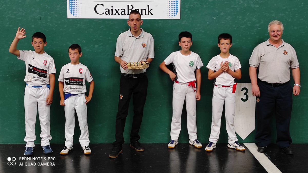 Fronton #Labrit de Pamplona
Sábado día 1 de julio del 2023
🏆 Final del interpueblos txiki

🔵 LEITZA
🔴 BERA
⚾ Mano parejas benjamínes
🔵 BENGOETXEA- ZABALETA ( Leitza) 5
🔴 GOÑI - ZUBIETA ( Bera) 18

#PelotaVasca