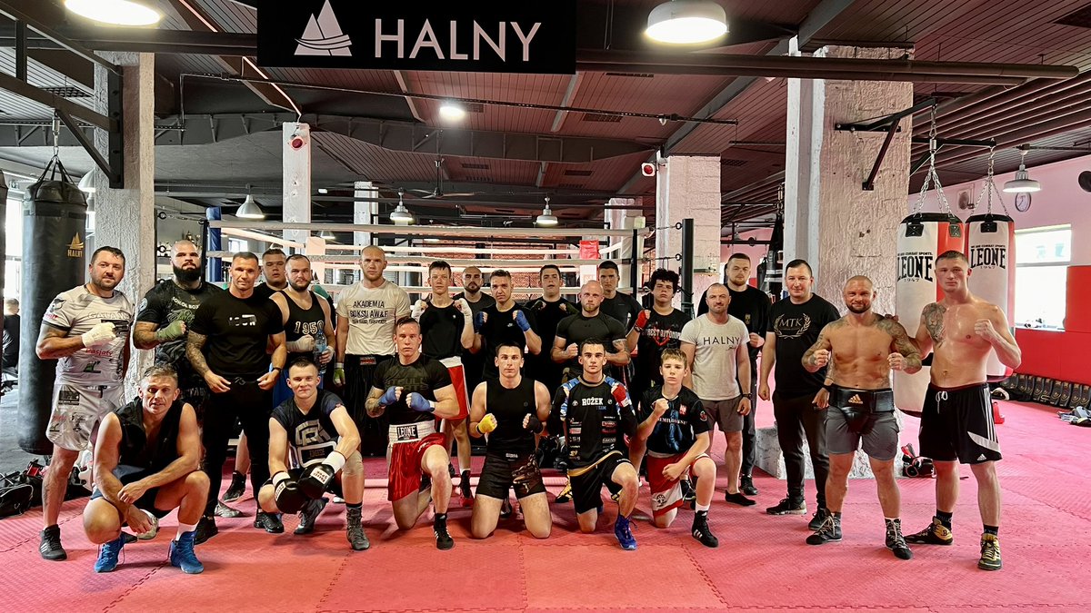 lukaszplawecki's tweet photo. Sobota sparingowa ⚔️
Kraków, Tarnów, Mielec, Sanok i Nowy Sącz w jednym miejscu. Dziękuje za przybycie i cenne rundy 🤜🏻🤛🏻 https://t.co/l7Bt1txHm0