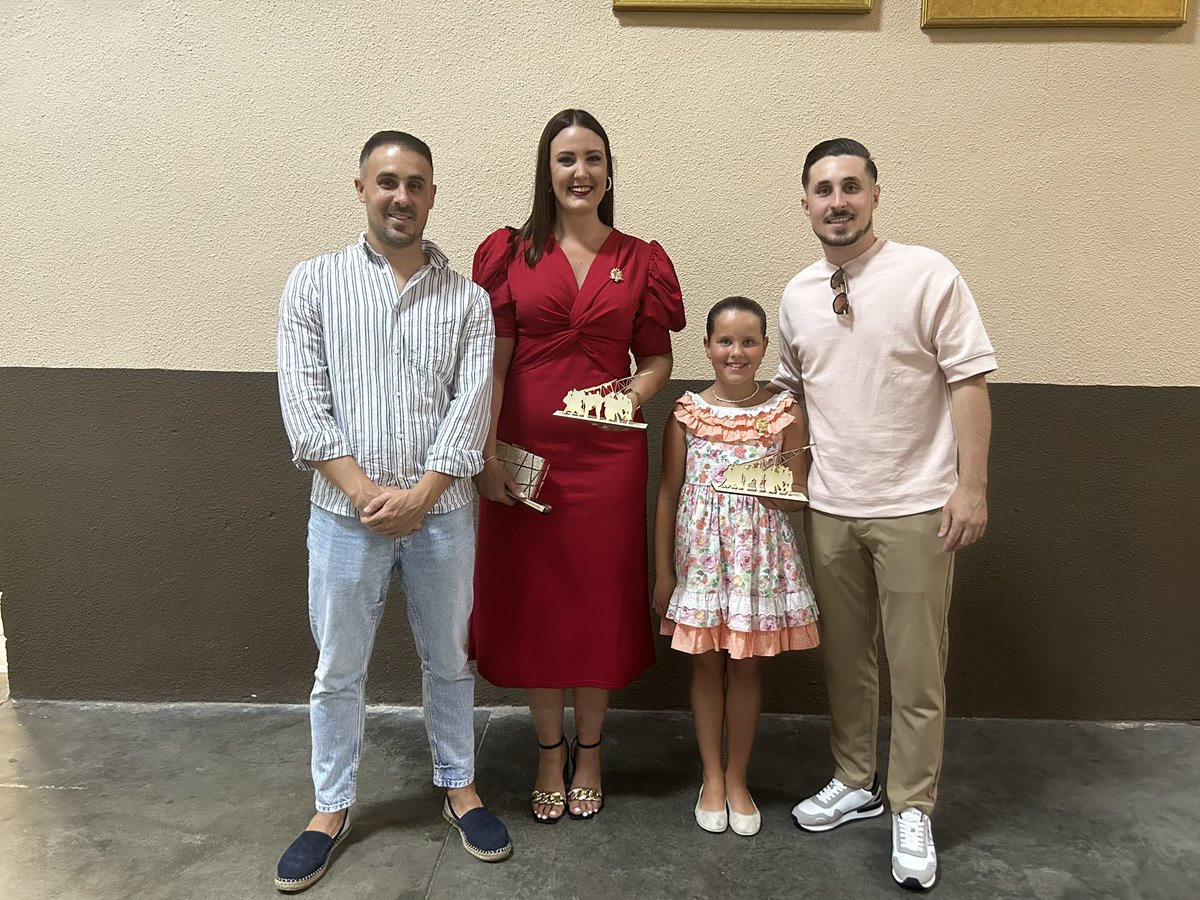 🔥 Les Falleres Majors de #Paterna estigueren presents ahir a la #Galadels1 celebrada a la localitat de #Burriana.

#fallesPaterna #juntsmolemmés