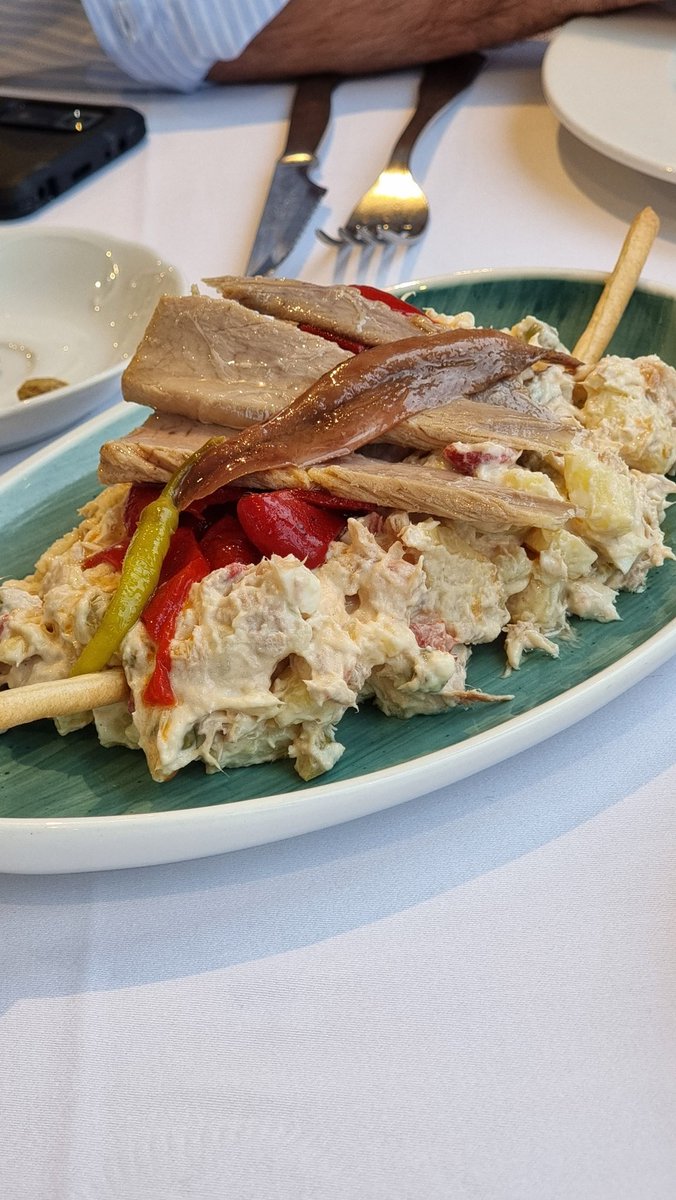 Me cuesta mucho comer calamares en su tinta fuera de casa, la mayoría con tinta de bote y salsas deslabazadas además de un calamar regulero. En cambio, los de Joseín (Comillas) son sobresalientes. A mejorar el arroz. ¡Y qué patatas fritas 🤩!