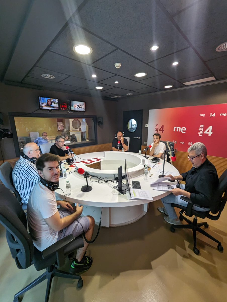 emetent's tweet photo. A la tertúlia del @son4diesR4 d'avui hem parlat sobre #Russia i els escenaris de la guerra d'Ucraïna amb Rafael Martínez, @vsaura, @mons_iker i @aleixgrcmrtn
💥Aviso, pitjor que les històries per a no dormir 
https://t.co/joLj6lEO3T https://t.co/H7dfYWBj90