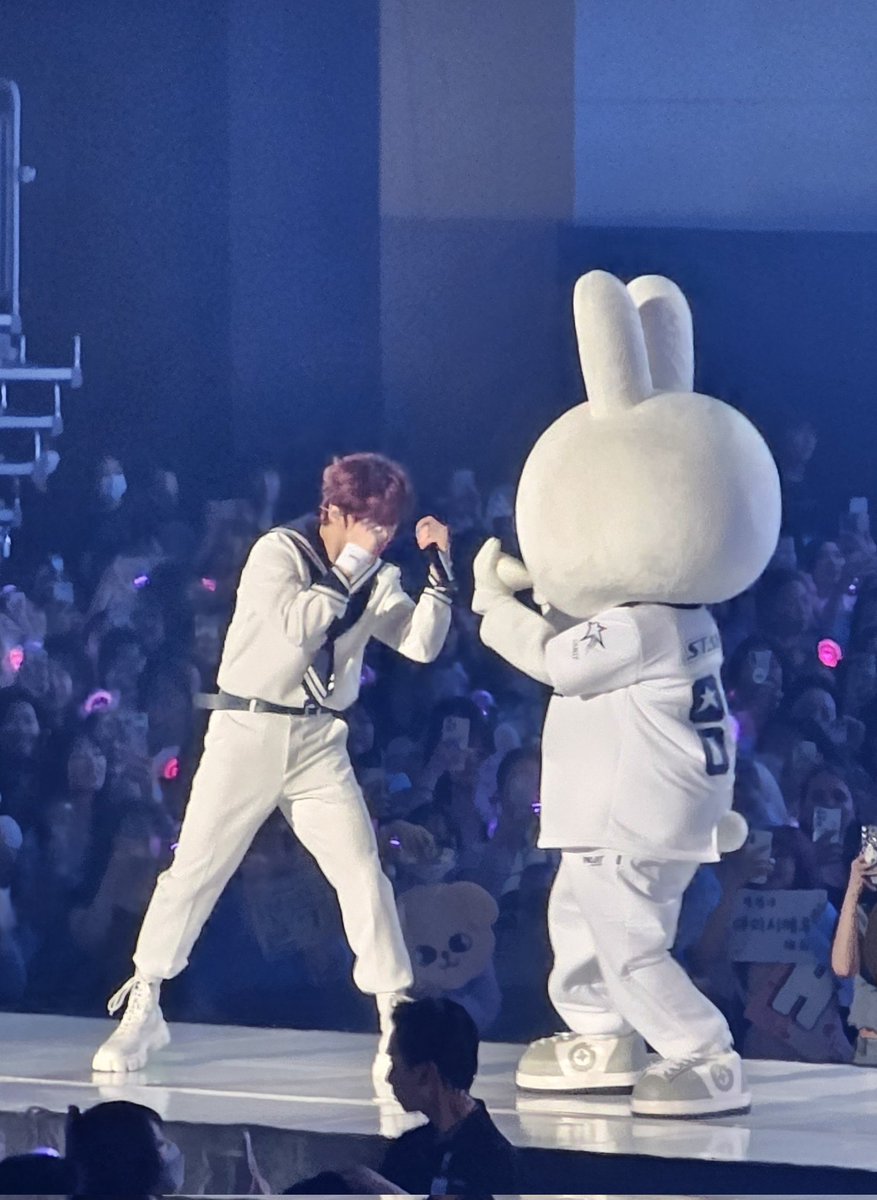 LEEBIT LEE KNOW BOXING LMAO