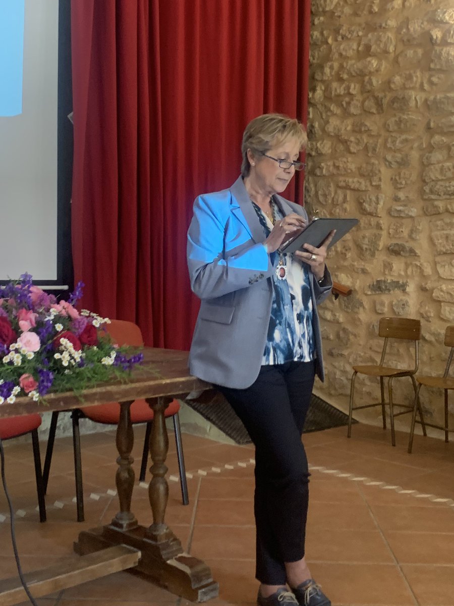 Hoy se cierra nuestro curso académico en la villa de Sedano. Interviene en primer lugar nuestra académica numeraria María Jesús Jabato con una bella intervención sobre Miguel Delibes en esta localidad.
