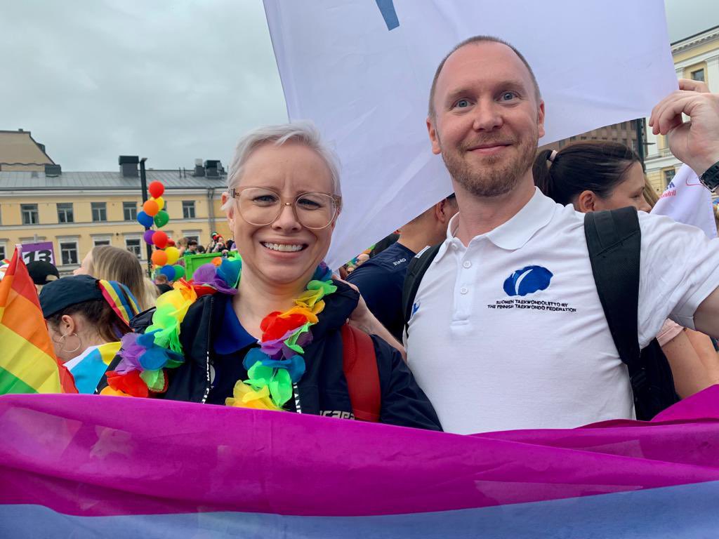 Olympiakomitea's tweet photo. Urheilu ja liikunta kuuluu kaikille.

Urheiluyhteisö on mukana Pride-kulkueessa puolustamassa ja edistämässä ihmisoikeuksia 🌈❤️ https://t.co/C97ZFXRBc3