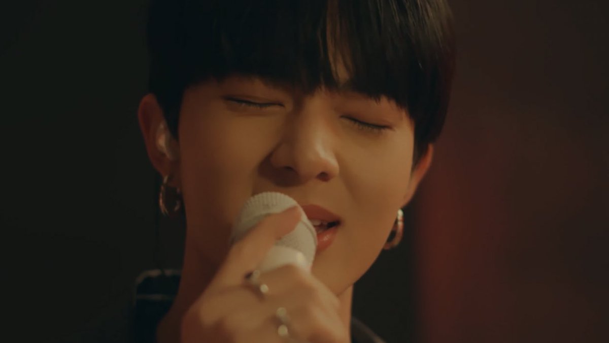 Pikanunuz's tweet image. “อย่าทำให้ฉันต้องรักเธอ รักจนเกินจะเก็บไว้”
“just tell me what’s on your mind”

ชอบ Mood &amp;amp; Tone มากเลย มันละมุนเต็มไปด้วยความรักที่อันตราย ความรักที่ไม่อาจบอกไป เสียงของเขาทั้งสองคนคือดีมาก ไม่ไหวแล้ว นุนิวกับแอลลี่เสียงเพราะสุดๆ ลงตัวมาก😭❤️

#PasscodeAllyxNuNew
#NuNew @CwrNew