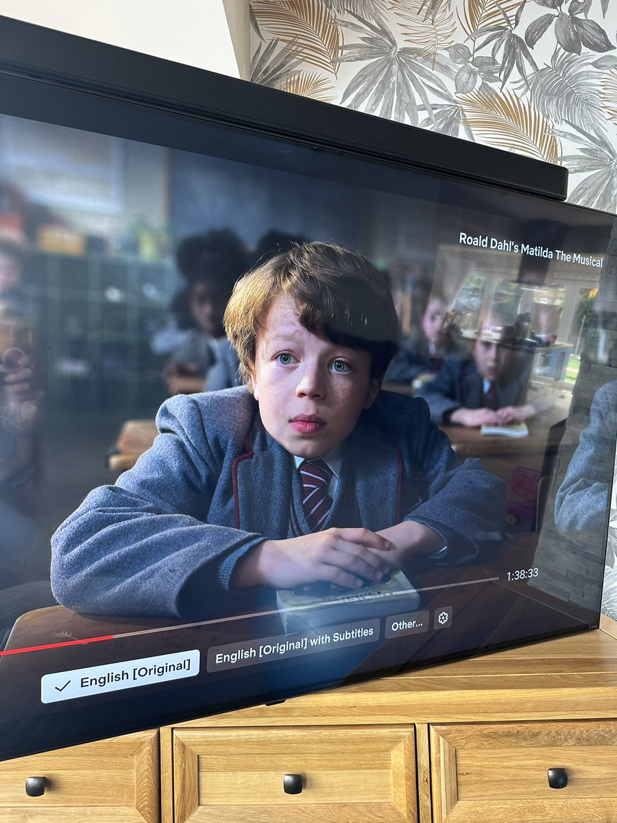 Have I just seen a <a href="/robbeckettcomic/">Rob Beckett</a> and <a href="/joshwiddicombe/">joshwiddicombe</a> hybrid child on #matilda 😂😂