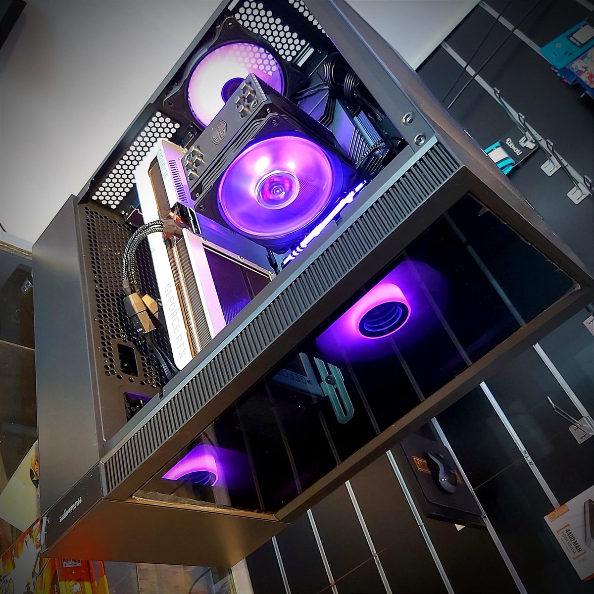 Dogendinfo's tweet photo. Luchando contra el calor, la #ForjaDogend ha estado a plena potencia para sacar esta auténtica bestia. Su rendimiento capitaneado por una #RTX4070Ti asegura una actuación excelente durante años y años de juegos.
#PCGaming #PCBuild https://t.co/WG6NKLYOBh