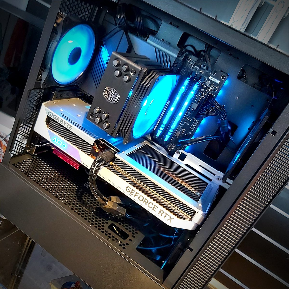 Dogendinfo's tweet photo. Luchando contra el calor, la #ForjaDogend ha estado a plena potencia para sacar esta auténtica bestia. Su rendimiento capitaneado por una #RTX4070Ti asegura una actuación excelente durante años y años de juegos.
#PCGaming #PCBuild https://t.co/WG6NKLYOBh