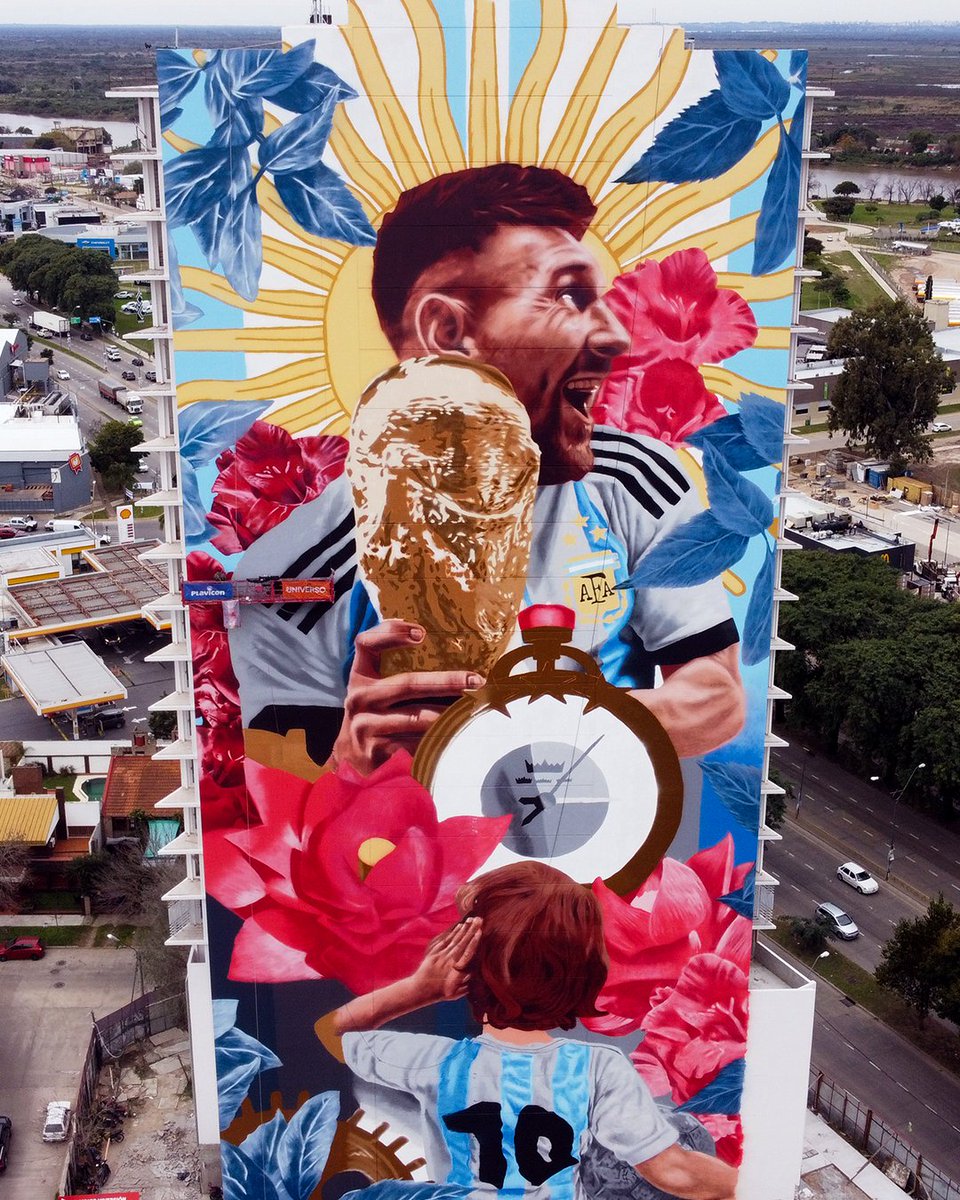 Footballogue's tweet photo. Un muraliste argentin a peint une immense fresque à l’effigie de Lionel Messi dans la ville de Santa Fe. 🎨

Et c’est sublime ! 🤩

(IG/ cobreart) https://t.co/VvoCfVOMDh