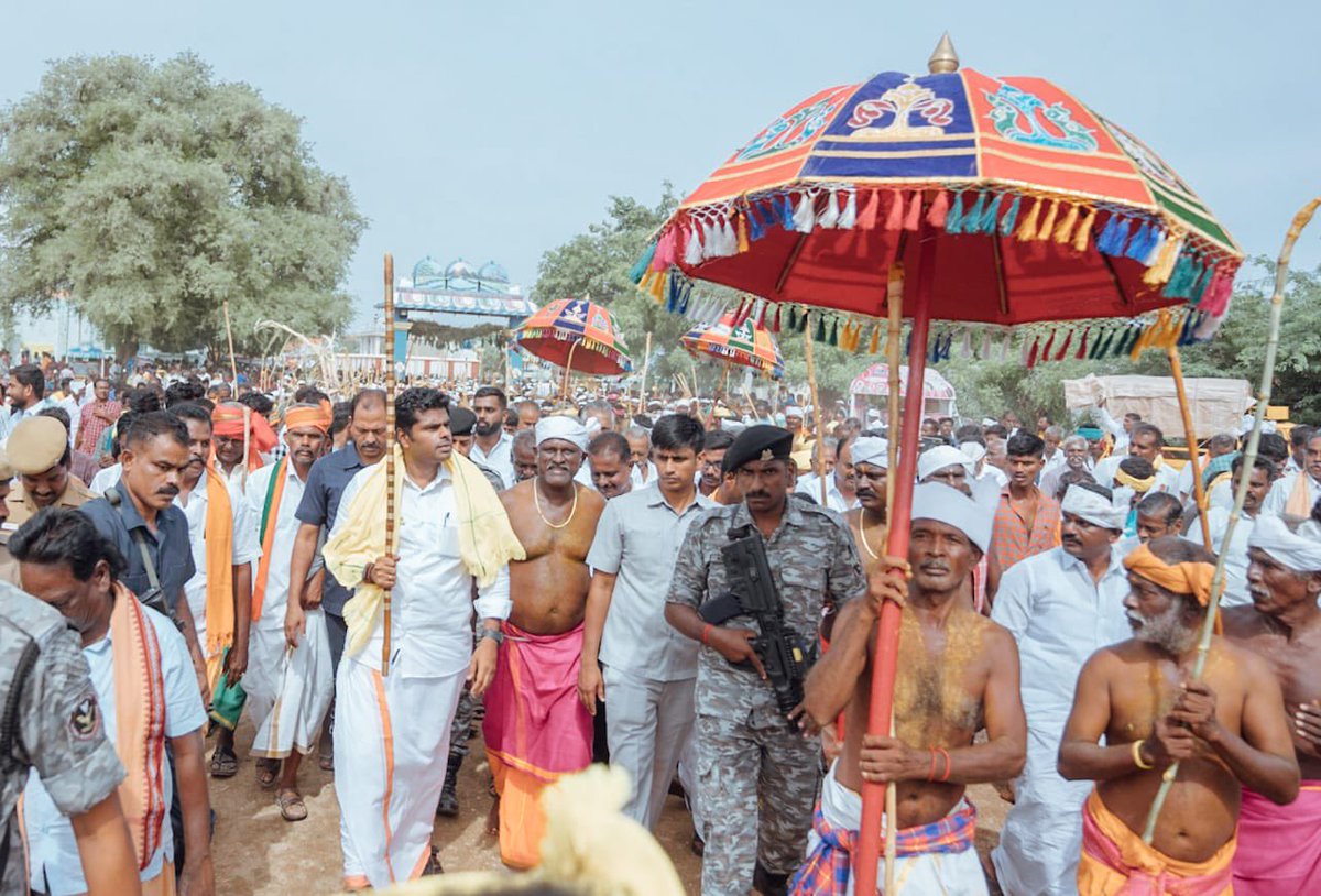 annamalai_k's tweet photo. கரூர் மாவட்டம் அரவக்குறிச்சி வட்டம் எலவனூர் கிராமத்தில், ஸ்ரீ வீரகொண்டவ நாயக்கர் சுவாமி, ஸ்ரீ மாட்டுக்கார சுவாமி, ஸ்ரீ வீரபொம்மக்காள் சுவாமி, ஸ்ரீ வீர ஜக்கம்மாள் சுவாமி, ஸ்ரீ வீர சின்னக்காள் சுவாமி எழுந்தருளியுள்ள திருக்கோவில் பெரிய மாலை திருவிழாவில் கலந்து கொண்டோம்.

இருபது ஆண்டுகளுக்கு ஒரு முறை, இறை உத்தரவுக்குப் பிறகு நடந்தேறும் இந்த பெரிய மாலைத் திருவிழாவில் பங்கேற்கும் வாய்ப்பு கிடைத்தது பெரும் பாக்கியமெனக் கருதுகிறேன். அனைவரும், நல் ஆரோக்கியத்துடன் மகிழ்ச்சியாக வாழ இறைவனை வேண்டிக் கொண்டேன்.