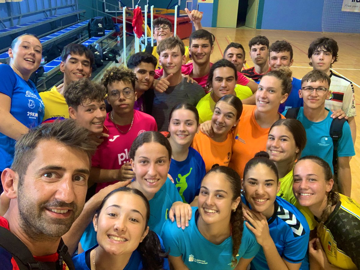 L@s chic@s del campus Élite <a href="/PlayitasResort/">Playitas Resort</a> prometen tirarse desde el muelle vestid@s si llegamos a 150 RT, prometemos documento gráfico que lo acredite, ayudadnos!!