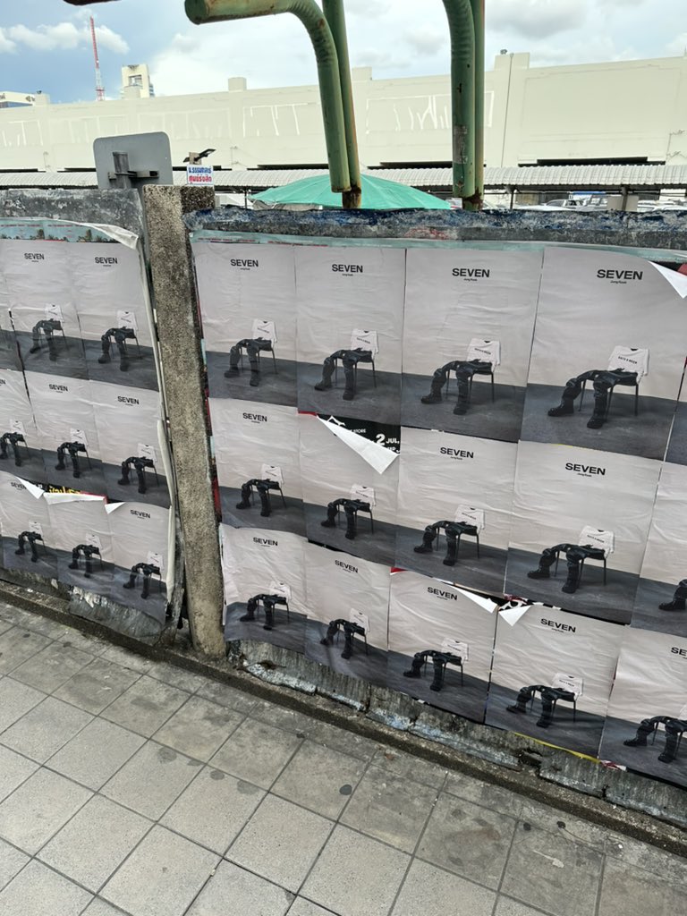 การตลาดฉลาดมาก แปะตามจุดผู้คนสัญจรเยอะๆ กำแพง สังกะสี ใกล้ทางเท้า 55555555 ถึงสภาพรูปจะดูล่อแล่สู้ชีวิตไปหน่อยแต่ทำเลก็เริ่ดอยู่