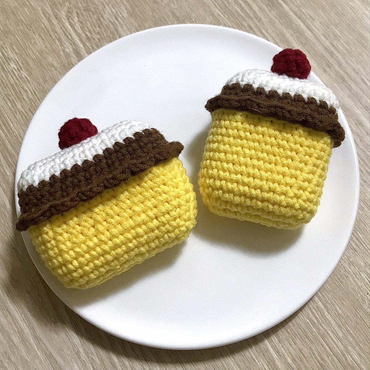 ______egg______'s tweet photo. 🍮뜨개 키링 &amp; 뜨개 에어팟케이스🍮

7/1 20:00 OPEN！

🗓7/1~7/16

♡↓폼 링크↓♡
https://t.co/QZqBJ5alaE

#RT 를 해주신 분 중 추첨을 통해 두분께 지퍼 파우치를 선물로 보내드립니다🍀🤍 https://t.co/gKRZTXCz6u