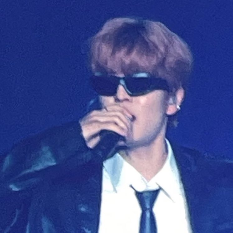 Koyduğum nokta belki son
Ben bunu bilemem aynı bomb
Gibi gelir sana belki de aynı ton
Dibi delik gelebilir ama aynı fon
Kendini bilemez montofon
Ve monoton yaşar hep alt aynı don
Anlatırım ben derdimi yalnız
Ey, bi' mini microphone