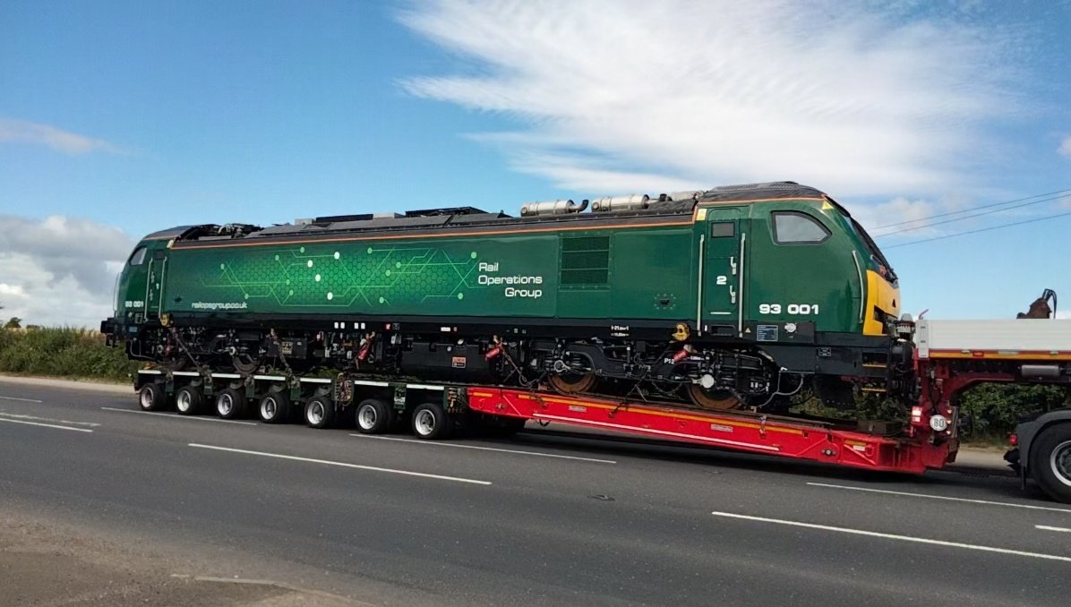Harrod15S's tweet image. Newly arrived in the country 93001 😍😍😍😍 heading on A57 into Worksop 
#class93 @RailOpsGroup #trains