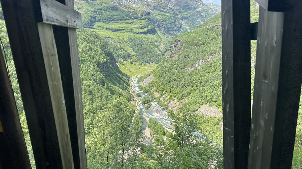 Sesamehouse2's tweet photo. The rather splendid Mountain train connects to the Oslo to Bergen high-speed train . https://t.co/jD5ZuhHPu0