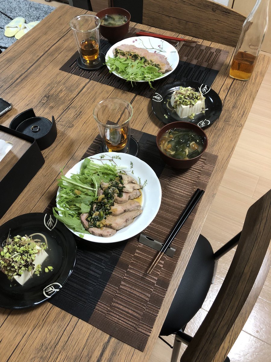 RYO17832564's tweet photo. 今日は嫁様両親も休みだったのでお昼ご飯からカフェまで一緒に過ごさせてもらったので夜は晩酌で居酒屋ご飯🤤
低温調理器具で加熱した煮豚は大成功でした🤩

今日の夕御飯
豚肩の煮豚
ずんだ紫蘇ミョウガの冷奴
なめことワカメの味噌汁
#おうちごはん #料理好きな人と繋がりたい https://t.co/FJlvSCFyjK