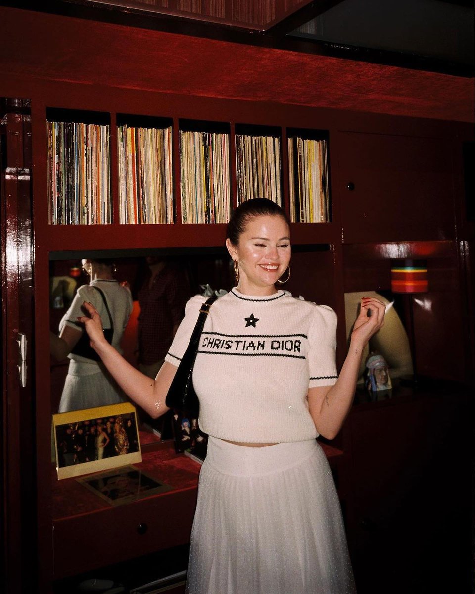 selenadailybr's tweet image. Novas fotos de Selena durante sua passagem por Paris.