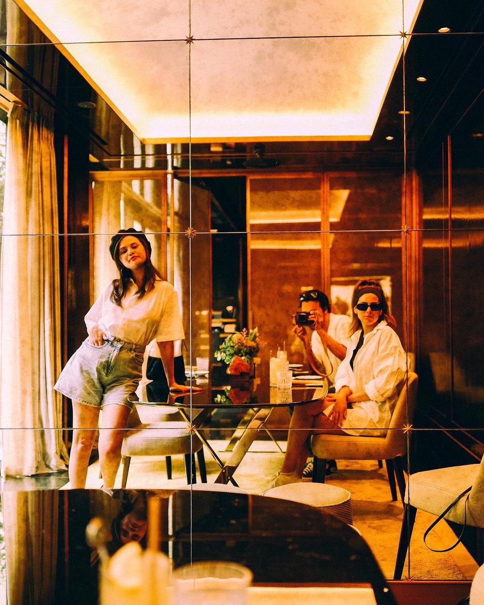 selenadailybr's tweet image. Novas fotos de Selena durante sua passagem por Paris.