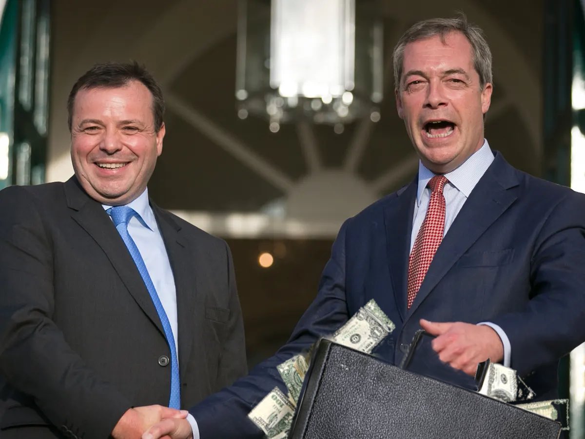 Nothing to see here 🤷‍♂️👀 #NigelFarage #ArronBanks