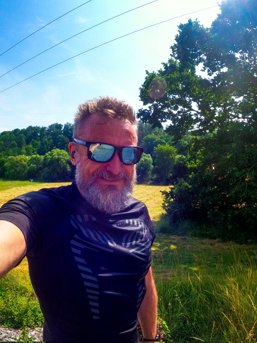 michal_kudrna's tweet photo. Propotil jsem triko, s úsměvem.
Dnešní pokyny byly: RRR+ Tempo 10 km v Z4 a V
--
asi takovej pocit, ...

pocitově jsem se s tím tempem pral, ale apka hlásí že dobrý. 

#running #trenink #roadfromhell https://t.co/S3fLh6ykmU