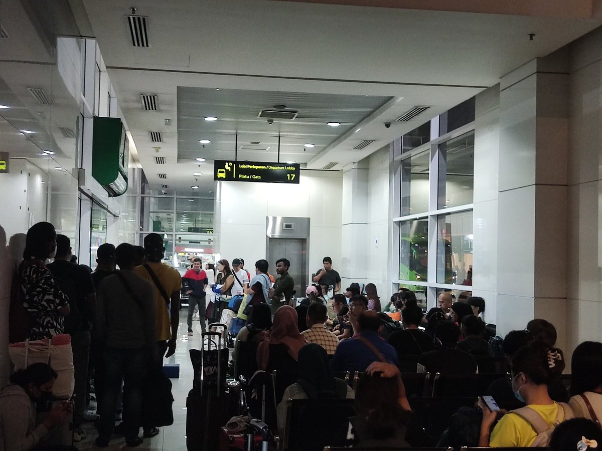 tisupoket's tweet photo. Keadaan di Terminal Bersepadu Selatan (TBS) sesak dan padat dengan orang ramai pada apabila mereka terpaksa beratur panjang dan menunggu lama untuk mendapatkan pas masuk (boarding pass) sebelum menaiki bas masing-masing. https://t.co/oxPapBt9A6