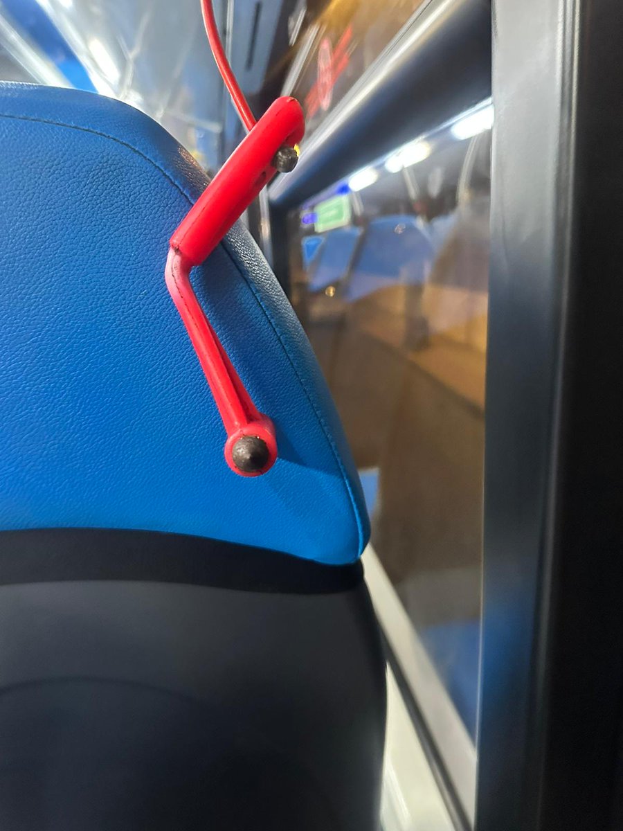 elguayaooo's tweet photo. Tranquilos,el vandalismo se combate.

Tienes que ser inutil nivel supremo para intentar llevarte un martillo de mierda,ver que no puedes porque esta sujeto y dejarlo en ese estado.

Inutil,esta el video de quien te grabó y el de las cams de seguridad dwl bus,ya te llegara.
Salu2 https://t.co/c1RWqVA0Ud