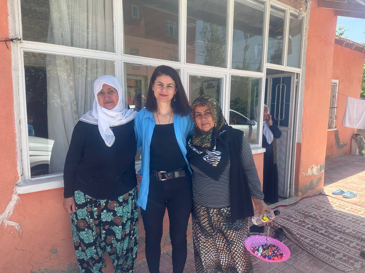 Edremit ilçesinde bayram ziyaretlerimiz sürüyor.

Edremit İlçe Eş Başkanlarımız, Milletvekilimiz Gülcan Kaçmaz Sayyiğit, Edremit Belediye Eş Başkanımız Medeni Özer, Demokratik kurum temsilcileri ve İl ilçe yöneticilerimizle birlikte halkımızın bayramını kutladık.