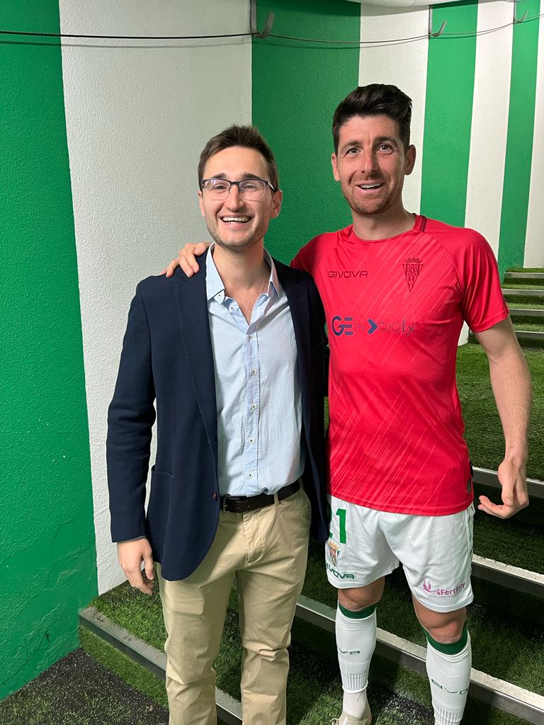 14 años de diferencia entre ambas fotografías. <a href="/JaviFlores86/">javi flores</a> es un referente para los que queremos de corazón la blanquiverde. Otro jugador como <a href="/bernardo_cruz8/">Bernardo Cruz 🪓</a> de los que duele verlos cada fin de semana con otra camiseta. Ídolo. Siempre en mi equipo.