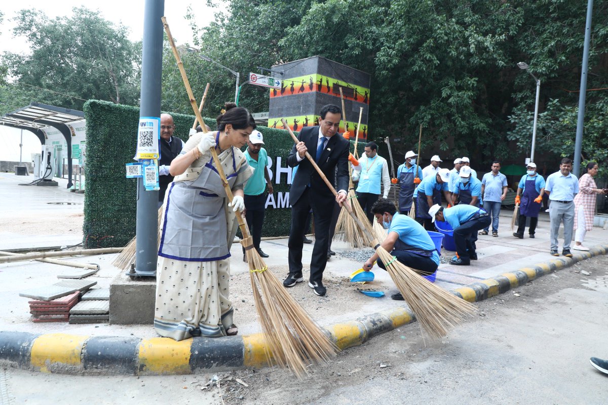 EngineersIND's tweet photo. Team EIL led by Ms.Vartika Shukla, C&MD heralded the fortnight long Swachhta Pakhwada celebrations with an awareness drive for the local community, shram dhan to clean the near vicinity of the Head Office, distribution of hygiene kits and many other cleanliness initiatives. Team EIL is fully committed to realise the vision of #SwachhBharatAbhyan layed out by Hon'ble Prime Minister of India, Sh @narendramodi @HardeepSPuri @Rameswar_Teli @Vartika15791157 @Swachh_urban #SwachhtaPakhwada